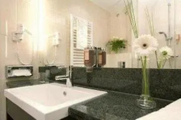 מלון Intercityhotel 4*